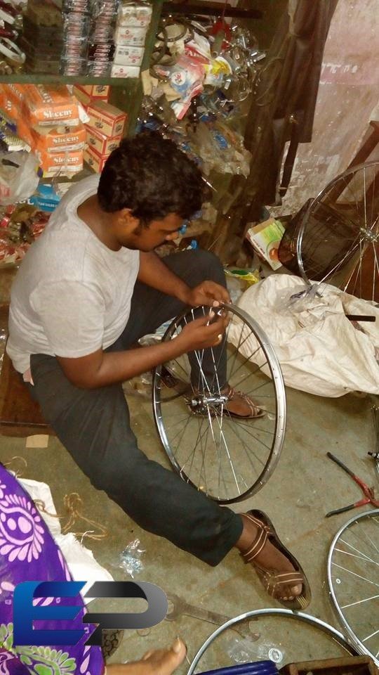 मेहनत एक दिन जरुर रंग लाती है | साइकिल पंचर की दुकान से IAS अफ़सर बनने का सफर –